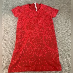 Lululemon Swiftly Tech Size 4 - Red pattern